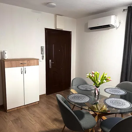 Apartment Dora *